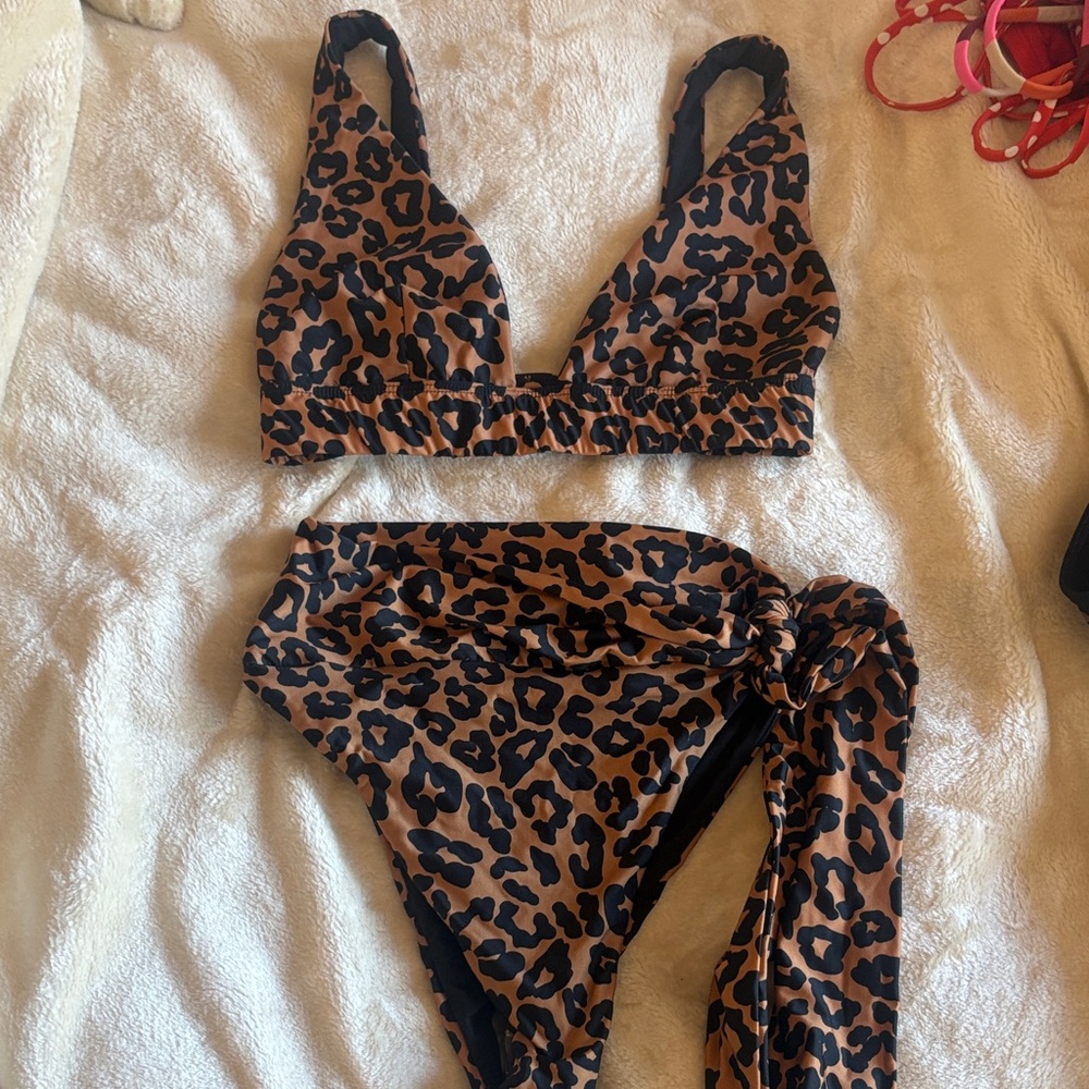 Beach Riot bikini set- never worn size small